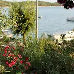 Small House At Seafront Feriehus