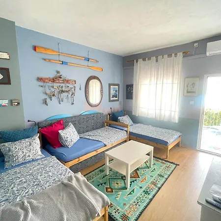 Small House At Seafront 度假居 *