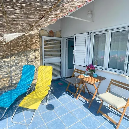 Small House At Seafront 度假居