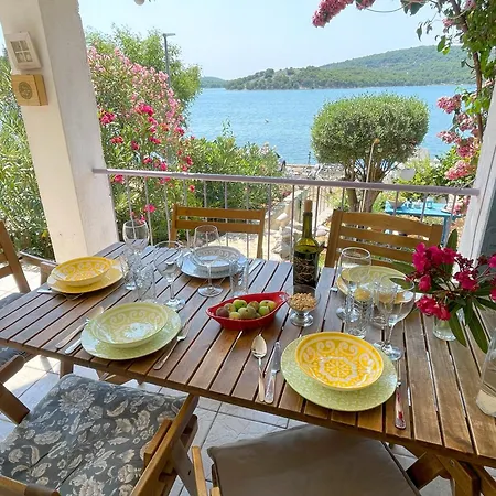 Ferienhaus Small House At Seafront Tisno