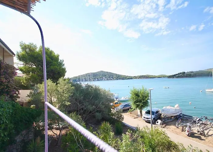 Small House At Seafront 度假居