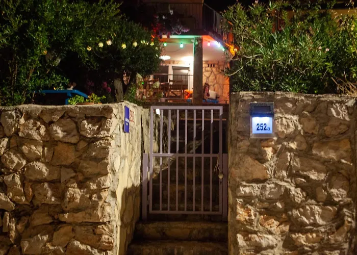 Semesterbostad Small House At Seafront