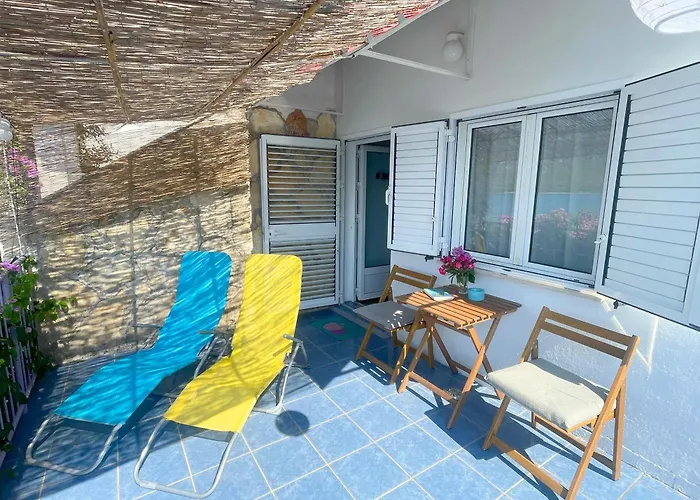 Small House At Seafront Semesterbostad