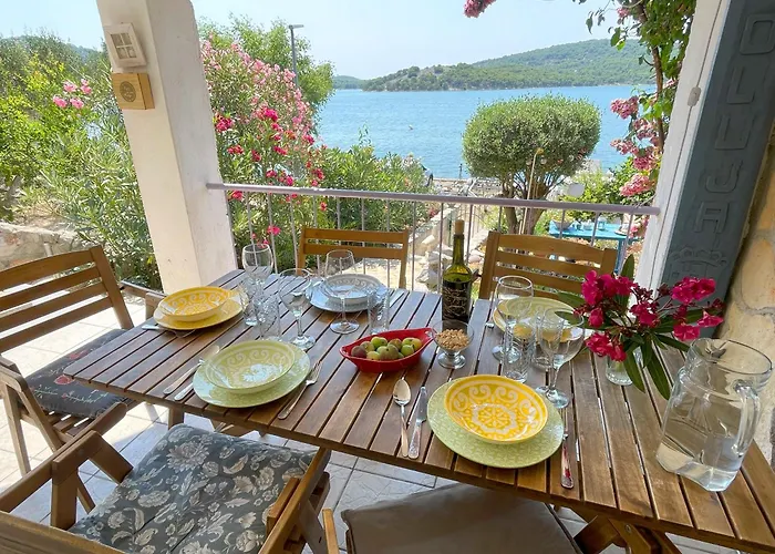 Semesterbostad Small House At Seafront Tisno